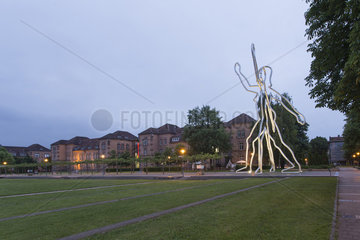 Skulptur auf dem *Platz der Verfassungsfreunde*