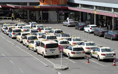 Berlin  Deutschland  Taxis stehen in einer Wartezone am Terminal des Flughafen Berlin-Tegel