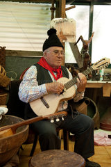 Santana  Portugal  alter Mann in Tracht mit Eukeleli im Museum