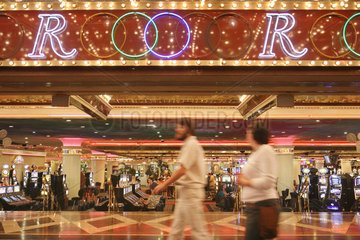 Las Vegas  USA  Touristen an einem Kasino mit Spielautomaten am Las Vegas Boulevard