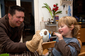 Bremen  Deutschland  Vater spielt mit seinem Kind