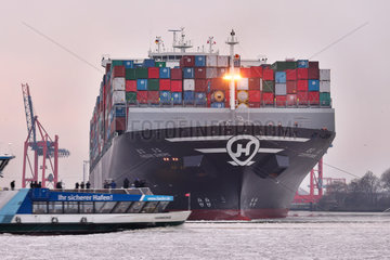 Hamburg  Deutschland  Containerschiff Hanjin Europe und Faehrschiff im Hamburger Hafen