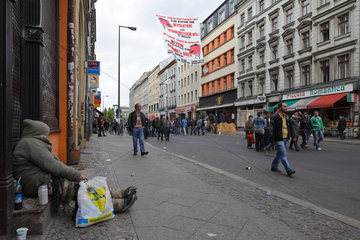 Berlin  Deutschland  Passanten in der Oranienstrasse auf dem Strassenfest MyFest