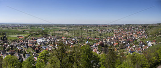 Blick vom Schloss Ortenberg auf Offenburg und Strassburg