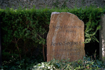 Berlin  Deutschland  Grab von Anna Seghers auf dem Dorotheenstaedtischen Friedhof