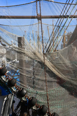 Neuharlingersiel  Deutschland  Fangnetze trocknen im Fischereihafen