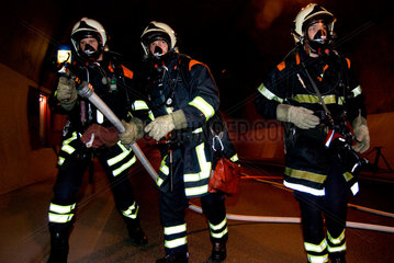 Dresden  Deutschland  Feuerwehr bei einer Einsatzuebung