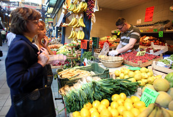 Budapest  Ungarn  Obst- und Gemueseverkauf in der Markthalle Nagy Vasarcsarnok