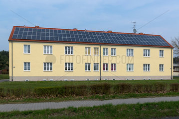 Schoeneiche bei Berlin  Deutschland  Solarmodule auf dem Dach eines Wohnhauses