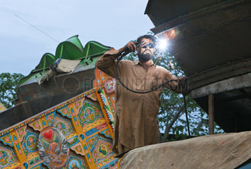 Islamabad  Pakistan  Mann schweisst an einem LKW