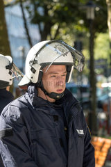 Saarbruecken  Deutschland  Bereitschaftspolizist bei einer Demonstration