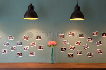 Berlin  Deutschland  Polaroidfotos an der Wand einer Cafebar