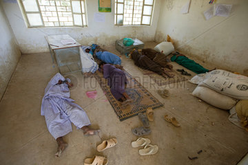 Lujja Khan Jakrani  Pakistan  Menschen schlafen auf dem Boden der Dorfschule