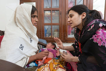 Basti Mumgani  Pakistan  Dr. Aeman Manzaar von Malteser International untersucht ein Kleinkind