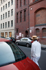 Berlin  Deutschland  ein Mann in weissem Sommeranzug geht die Auguststrasse entlang