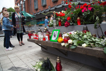Posen  Polen  stilles Gedenken am Ende eines Trauermarsch am Tatort eines Mordes in der Fussgaengerzone