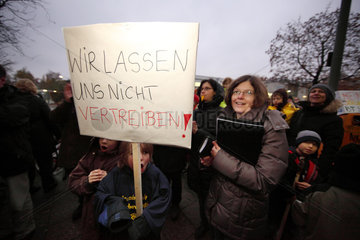 Berlin  Deutschland  Eltern und Schueler der Barbarossa-Grundschule demonstrieren