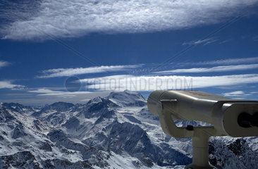 Verbier  Schweiz  ein Fernrohr vor dem Bergpanorama am Gipfel des Mont Fort
