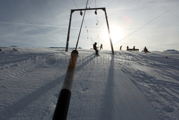 Krippenbrunn  Oesterreich  Silhouette  Menschen fahren mit einem Skilift