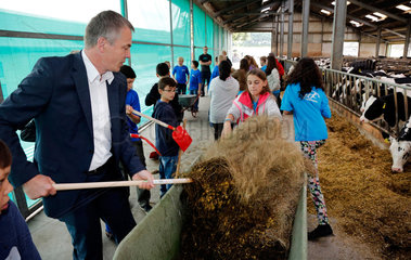 Gelsenkirchen  Deutschland  NRW-Landwirtschaftsminister Johannes Remmel auf einem Bauernhof