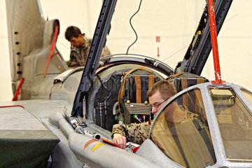 Mazar-e Sharif  Afghanistan  Techniker kontrolliert das Cockpit eines Recce-Tornados