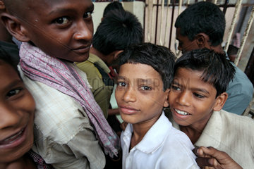 Vijayawada  Indien  Strassenkinder vor der Essensausgabe von SODI
