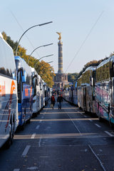 Berlin  Deutschland  Busse der Demonstranten gegen TTIP