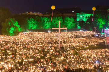 Dresden  Deutschland  Glaeubige mit Kerzen zum 33. Evangelischen Kirchentag