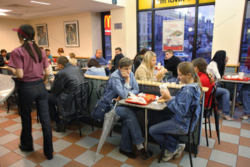 Minsk  Weissrussland  Menschen in einer McDonalds-Filiale