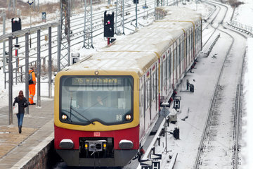 Berlin  Deutschland  verschneite Gleisanlagen und S-Bahnzug am S-Bahnhof Ostkreuz in Berlin-Friedrichshain