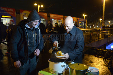 Berlin  Deutschland  der syrische Fluechtling Alex Assali kocht fuer Obdachlose