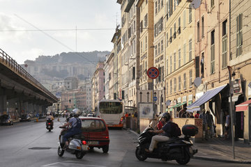 Genua  Italien  Verkehr am Corso M. Quadrio in Genua