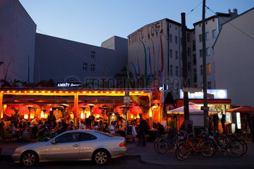 Berlin  Deutschland  Amrit Lounge und Imbiss in der Oranienburger Strasse am Abend