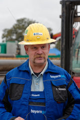 Beeskow  Deutschland  Drilling Supervisor Frank Steinich auf dem Bohrplatz