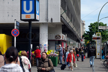 Berlin  Deutschland  Passanten in der Turmstrasse an der U-Bahnstation U9