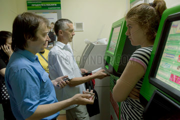 Lemberg  Polen  Menschen an Bargeldautomaten