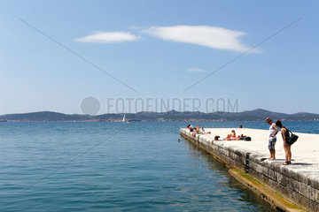 Zadar  Kroatien  Touristen stehen und sitzen an der Hafenpromenade