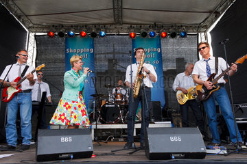 Berlin  Deutschland  Auftritt von Petticoat auf dem Tempelhofer Hafenfest