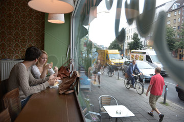 Berlin  Deutschland  Blick aus einem Cafe auf die Torstrasse
