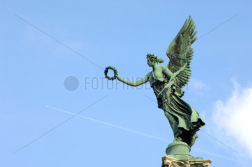 Berlin  Deutschland  Statue der Siegesgoettin Viktoria am Mehringplatz