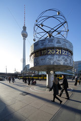 Berlin  Deutschland  der Berliner Fernsehturm und die Weltzeituhr am Alexanderplatz