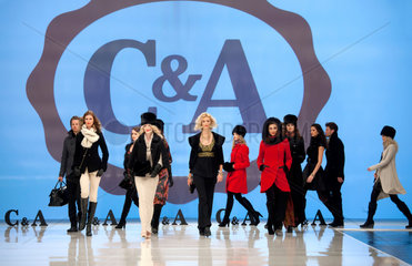Duesseldorf  Deutschland  Models praesentieren auf der C&A-Modenschau die Herbst- und Wintermode