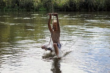 Briescht  Deutschland  Junge schwingt sich an einem Seil durch das Wasser der Spree