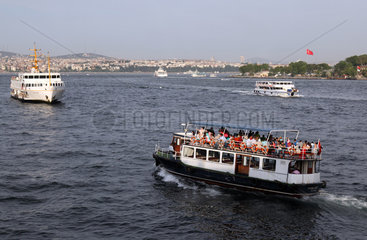 Istanbul  Tuerkei  Schiffsverkehr am Bosporus