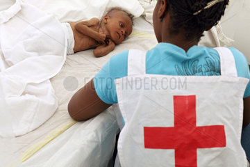 Carrefour  Haiti  eine Krankenschwester betreut ein krankes Kind