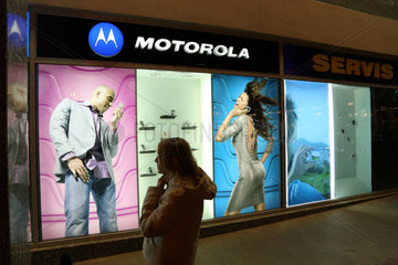 Liberec  Tschechische Republik  Leuchtreklame von Motorola in der Innenstadt