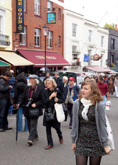 London  Grossbritannien  Passanten auf der Portobello Road im Stadtteil Notting Hill