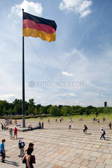 Berlin  Deutschland  die Deutschlandfahne auf dem Platz der Republik