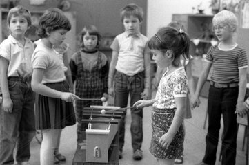 Berlin  DDR  kleine Maedchen spielen in einem Kindergarten auf einem Xylophon