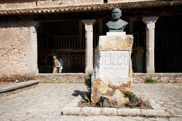 Santuari de Lluc  Mallorca  Spanien  Denkmal von Antoni M. Alcover im Kloster Lluc